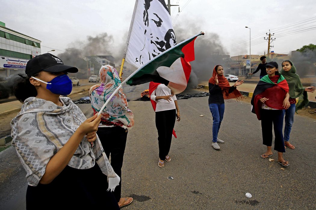 Sudanesiska kvinnor under en demonstration i Khartoum, Sudan.