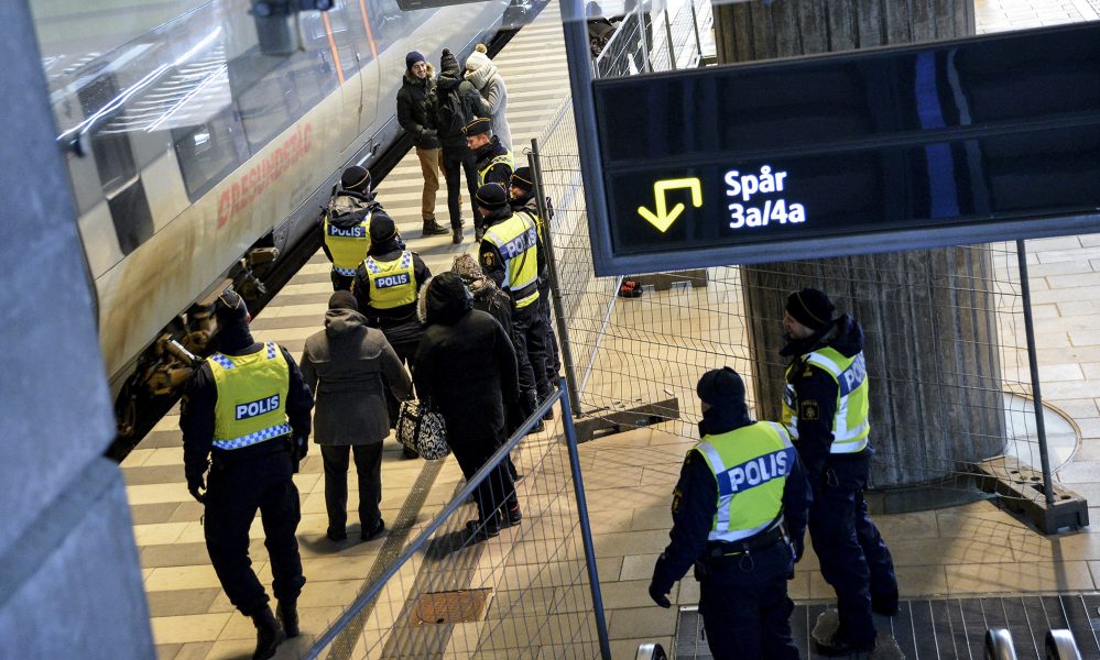 Hyllie, januari 2016, i början på det så kallade andrummet i asylpolitiken: stängsel, poliser och id-kontroller vid gränsen till Danmark.