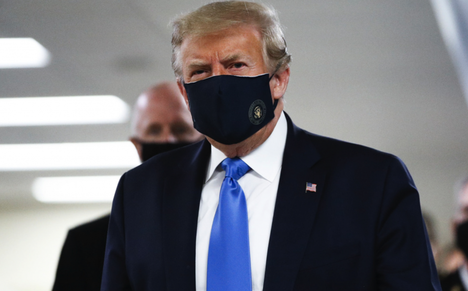 President Donald Trump tycks ha svängt i maskfrågan, vilket av bedömare uppfattas som ett spel för gallerierna.
