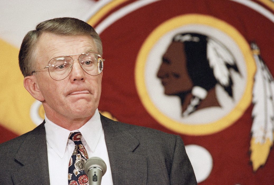 Till höger om lagets tidigare tränare, Joe Gibbs, syns dagens symbol.