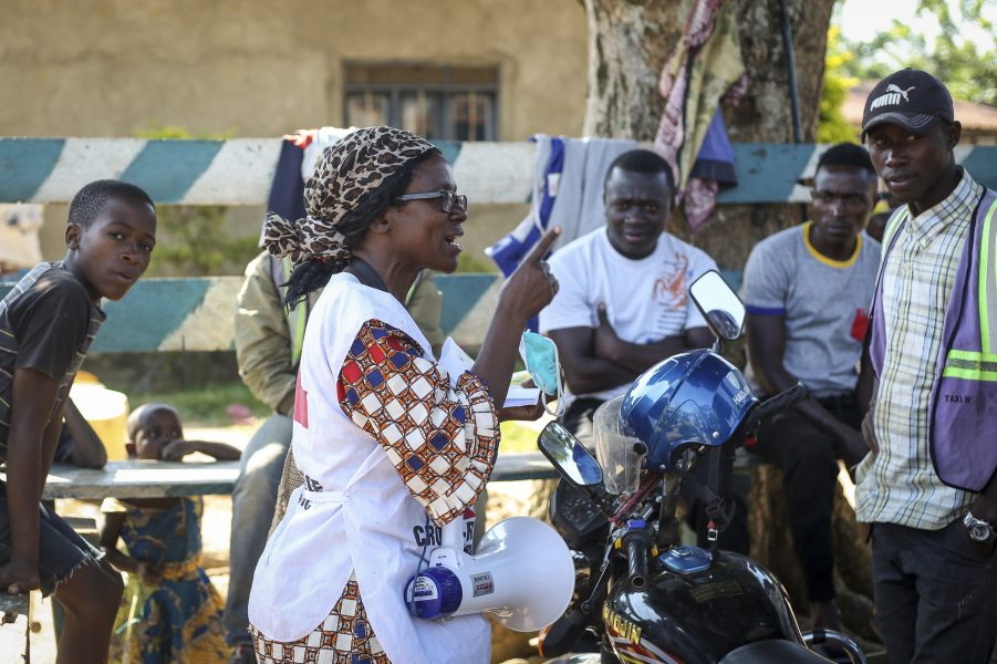 Katungo Methya från Röda Korset informerar om ebola i Beni i östra Demokratiska republiken Kongo.