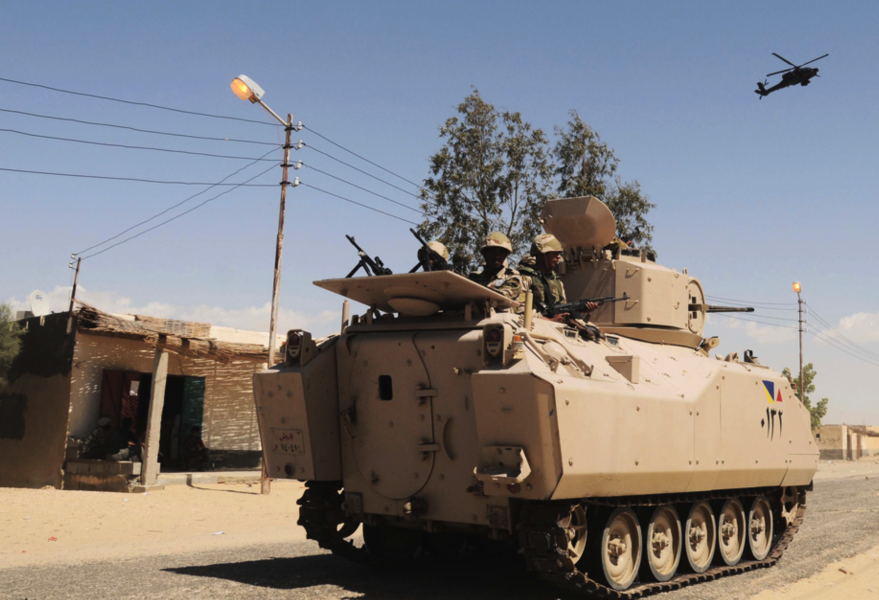 Egyptisk militär patrullerar i norra Sinai.