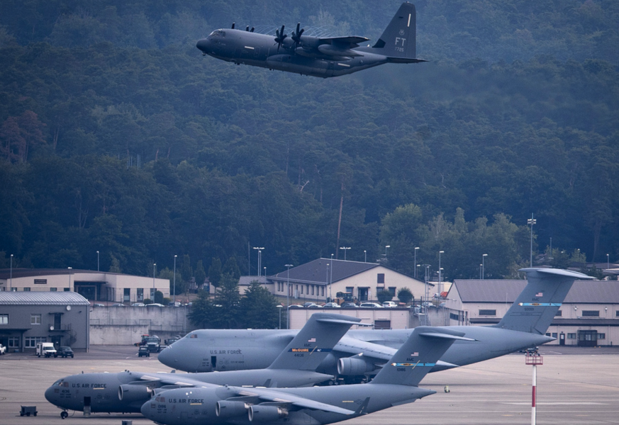 Ett amerikanskt militärflygplan lämnar Ramstein-basen i Rheinland-Pfalz i Tyskland.