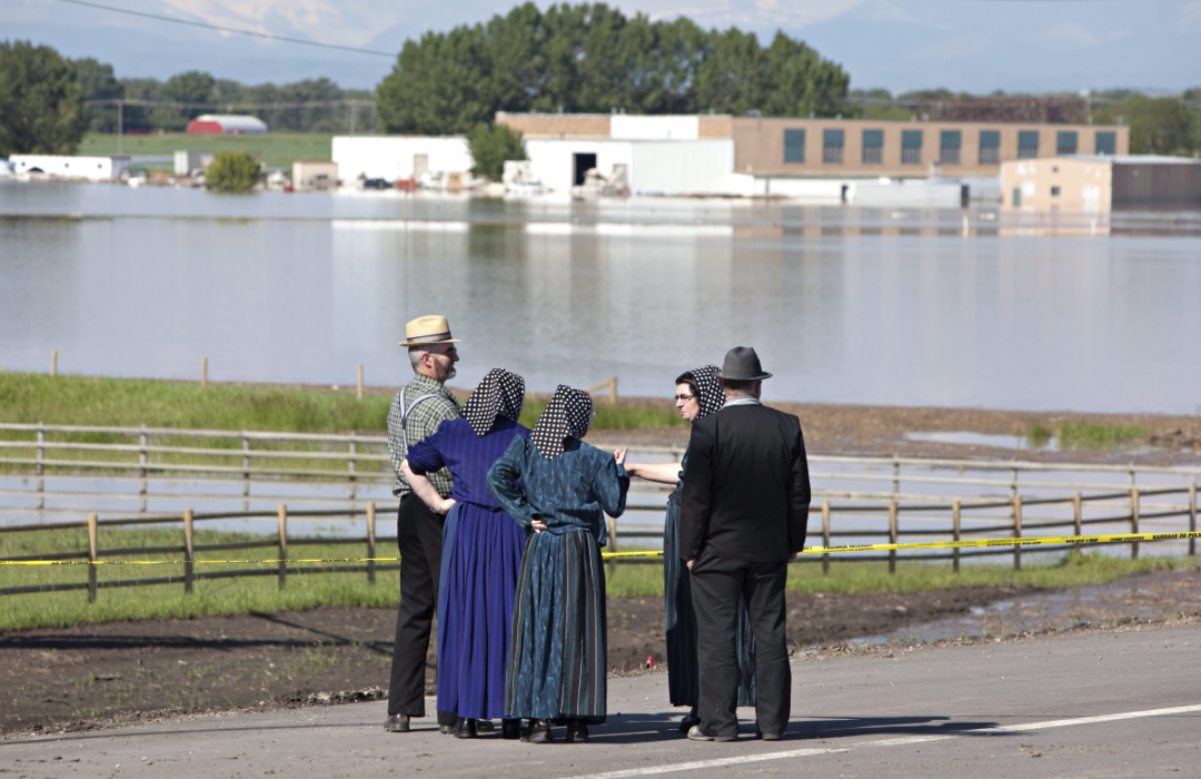 Hutteriterna lever i tätknutna kolonier, där en stor del av tillvaron kretsar kring gemenskap, något som kan ha förvärrat smittspridningen.