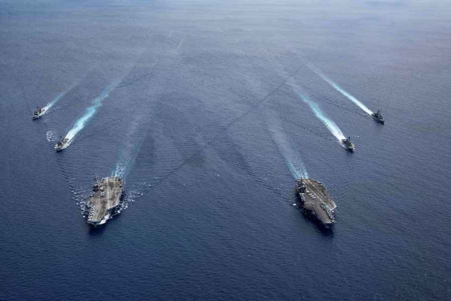 De amerikanska hangarfartygen USS Ronald Reagan och USS Nimitz i Sydkinesiska havet, ett bihav till Stilla havet mellan Asien och Australien, den 6 juli.