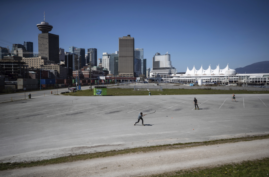 Några få är ute och sportar under pandemin i Vancouver.