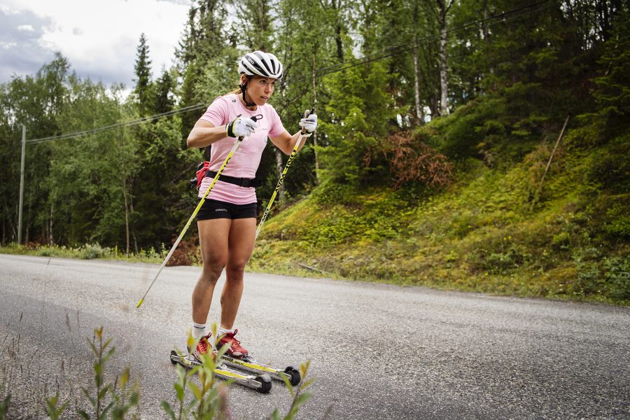 Charlotte Kalla tränar rullskidor i Vålådalen.