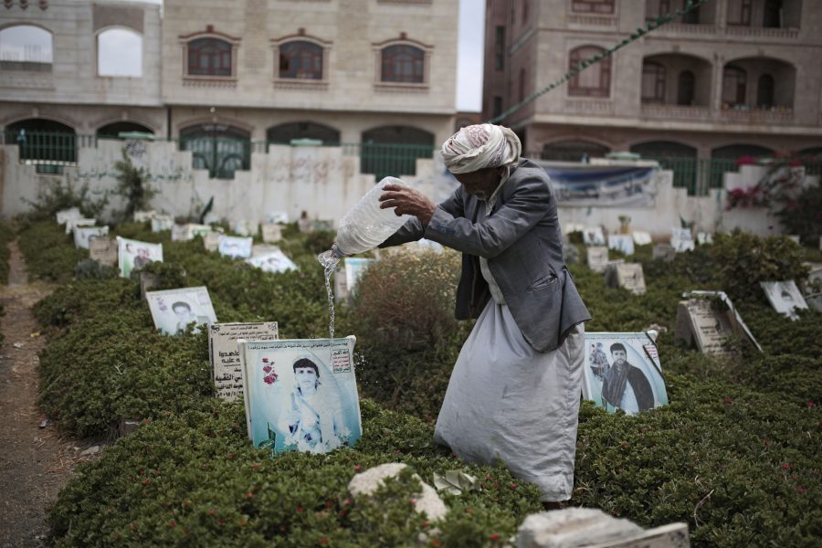 En jemenitisk man sköter om sin sons grav i Sana'a.