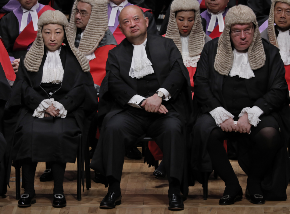 Ordföranden för Hongkongs advokatsamfund Philip Dykes, till höger, under en ceremoni i Hongkongs stadshus i januari.