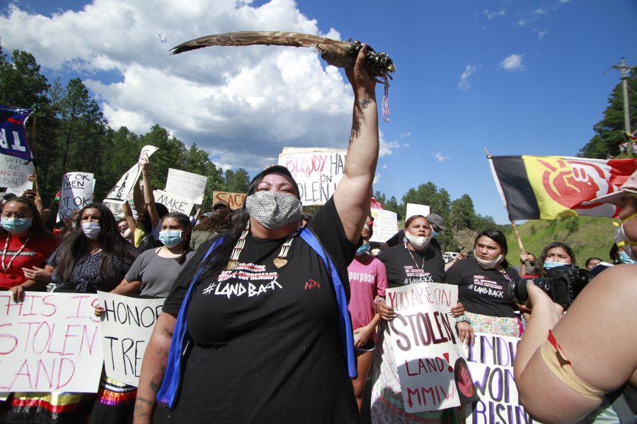 Demonstranter förespråkade att ett område, kallat Black Hills, återlämnas till Lakota-folket när Trump besökte monumentet Mount Rushmore på fredagskvällen.