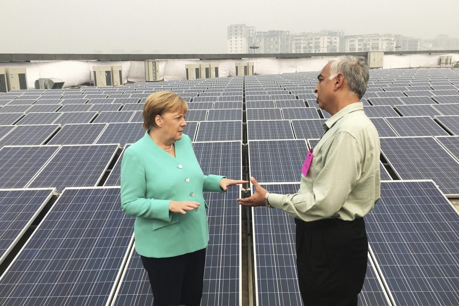 Angela Merkel besöker en solenergianläggning i Indien i samband med att Tyskland och Indien avtalade om samarbete om teknik som ska begränsa klimatförändringarna.