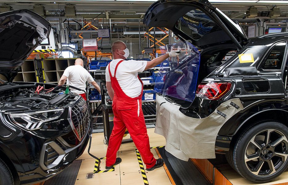 Biltillverkaren Audis tidigare chef ställs inför rätta, anklagad för fusk med utsläpp från dieselbilar.