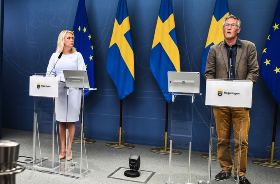 Socialminister Lena Hallengren (S) och statsepidemiolog Anders Tegnell håller pressträff.