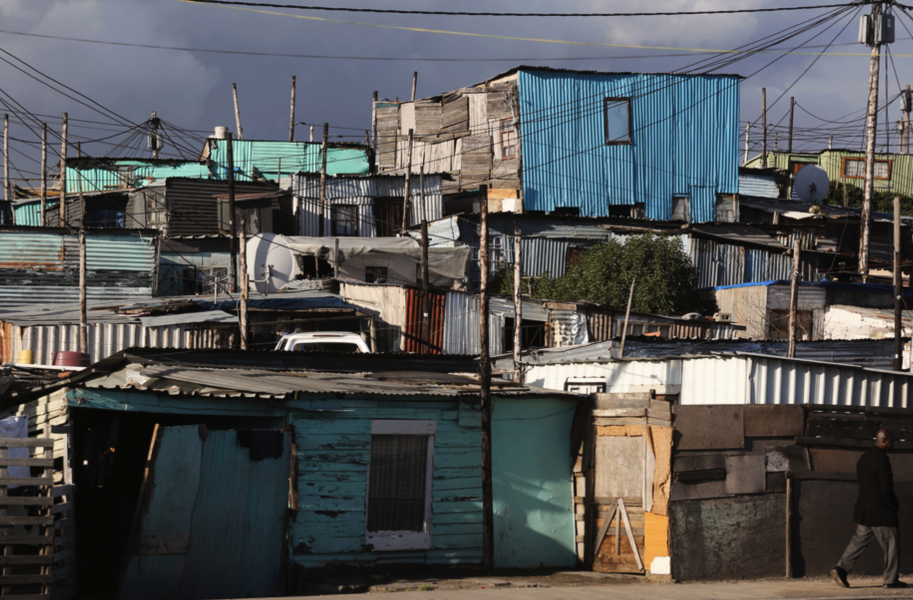 Den informella bosättningen Khayelitsha utanför Kapstaden, där många lever under fattiga förhållanden, har drabbats hårt av coronaviruset.