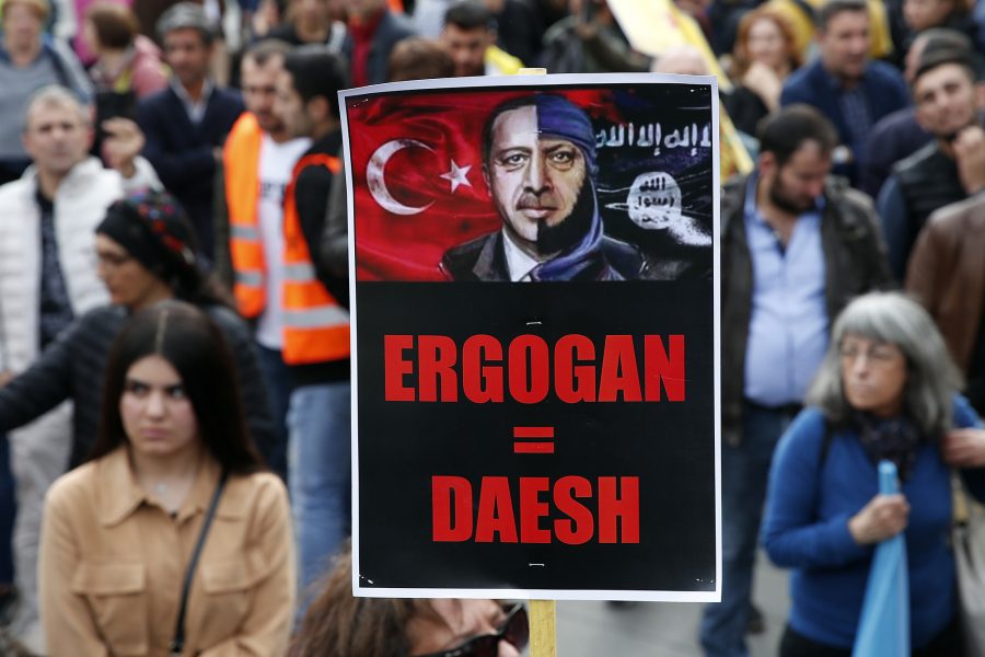 Erdogan = Daesh ska det stå på plakatet.