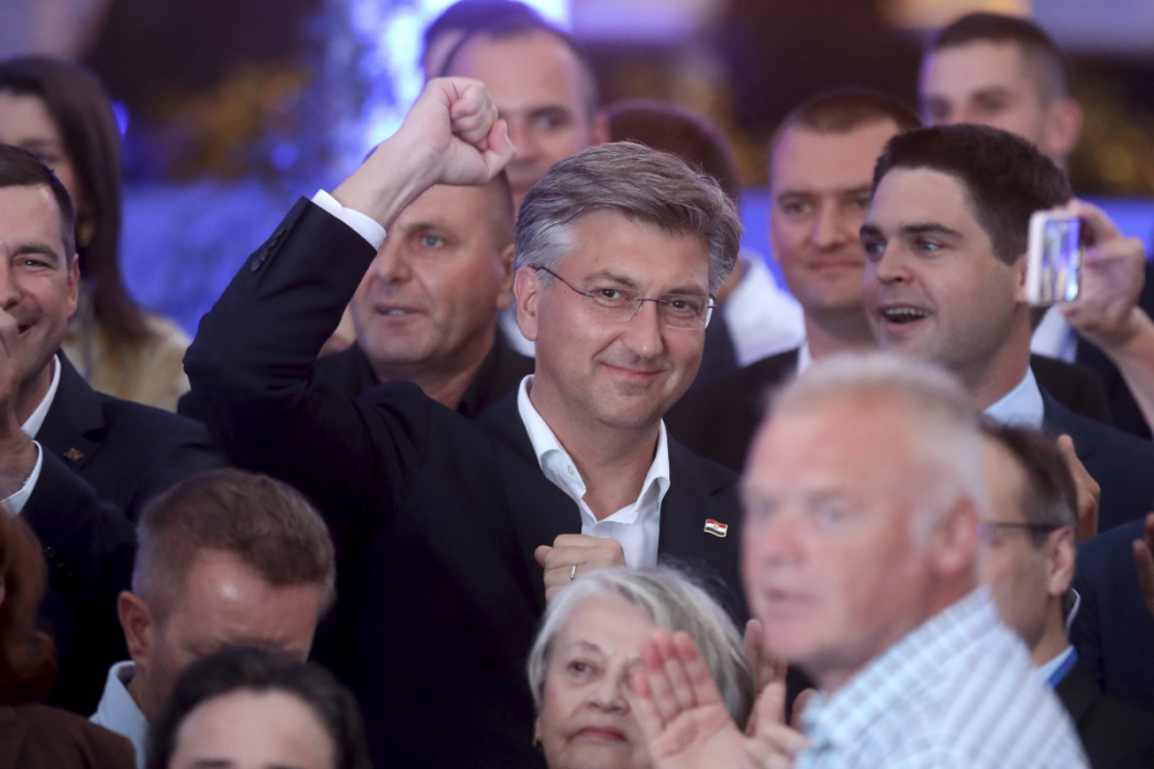 Kroatiens premiärminister Andrej Plenkovic firar valsegern.