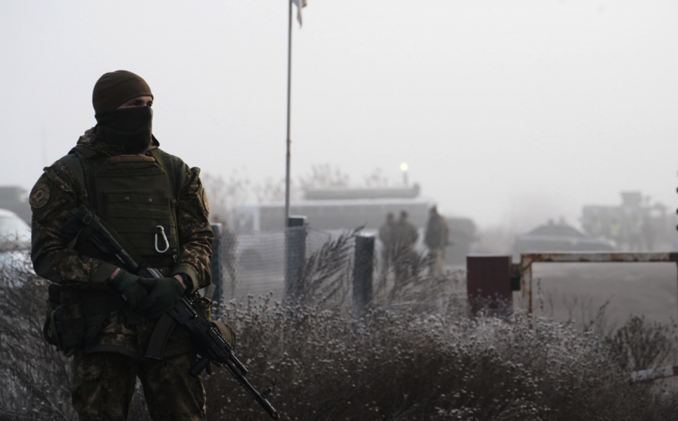 En ukrainsk soldat övervakar en fångutväxling med proryska separatister i december 2019.