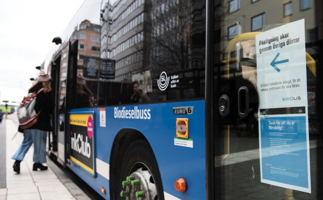 SL bussarna skyddar sina förare genom att låta passagerarna gå på bussen i den bakre ingången.