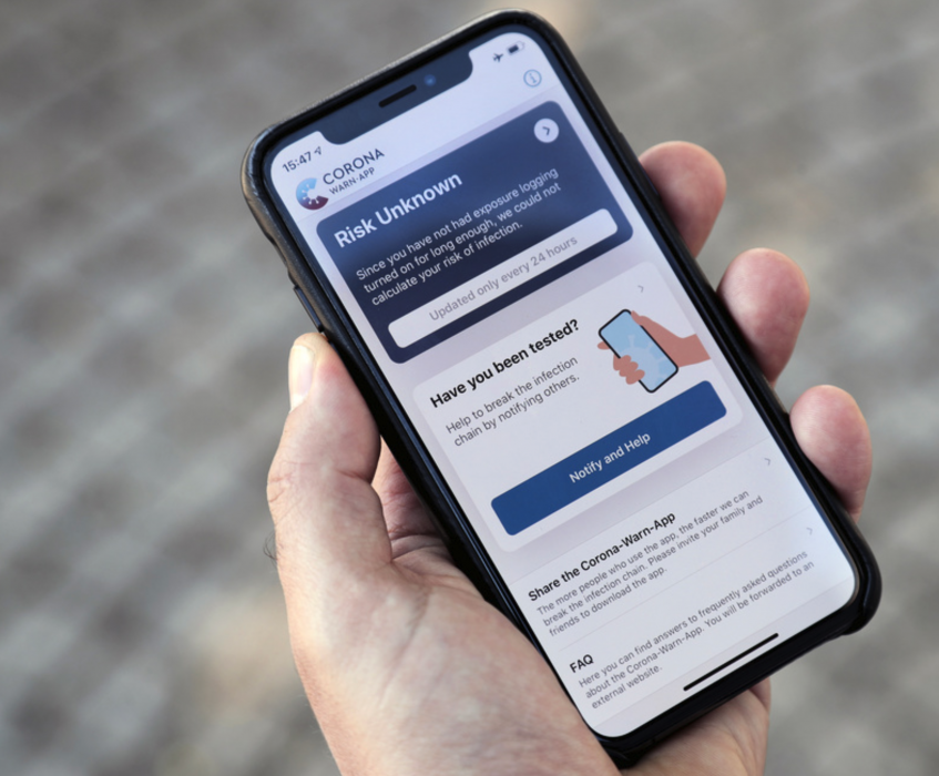 En person kollar på en smittspårningsapp i mobiltelefonen.