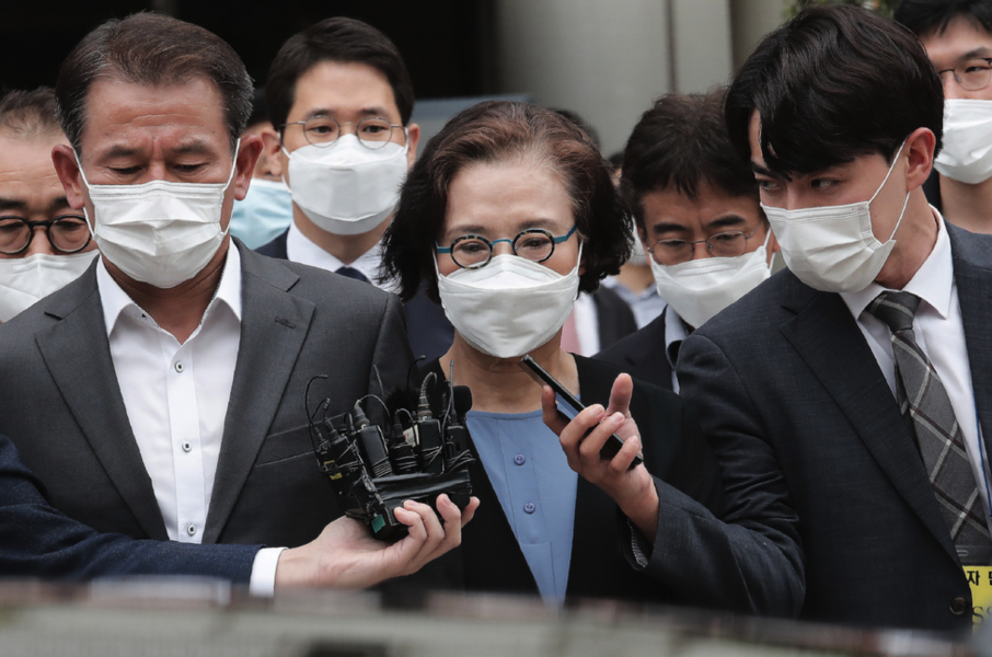 Lee Myung-Hee, änka till Korean Airs tidigare vd Cho Yang-Ho, lämnar domstolen i Seoul.