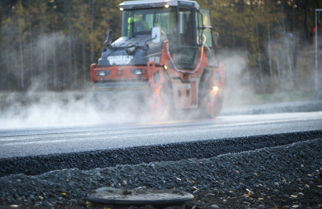Asfalten på en sträcka i Smedjebackens kommun blir mer klimatneutral.