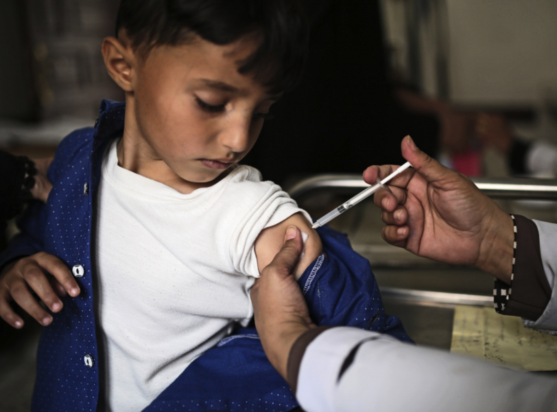 En pojke får difterivaccin i Jemen på en bild från september förra året.