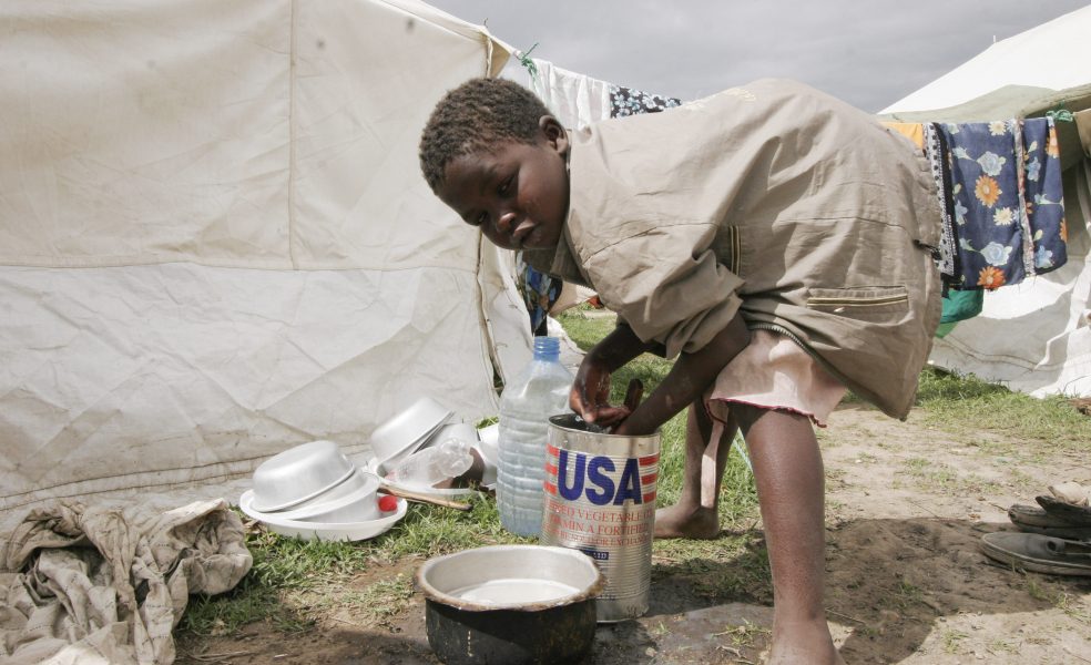En flicka diskar i ett flyktingläger.
