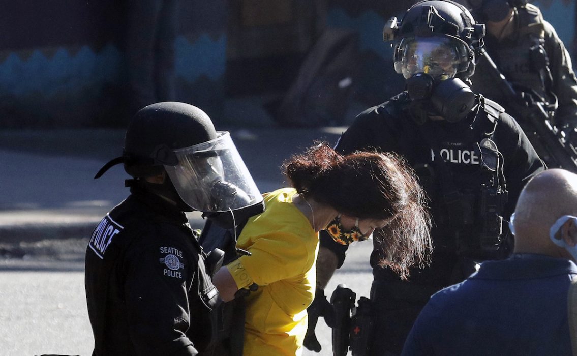 Seattle är en av de städer där polisen delvis finansieras av privata företag, enligt den nya granskningen.