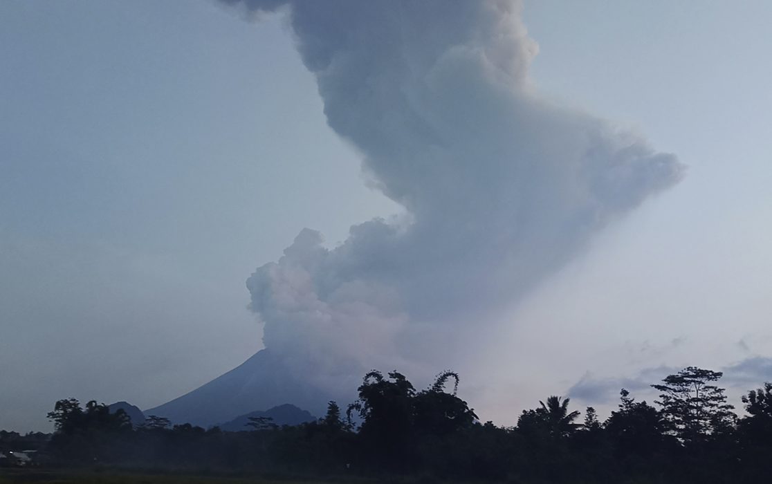 Berget Merapi i Indonesien spyr ut vulkaniskt material.
