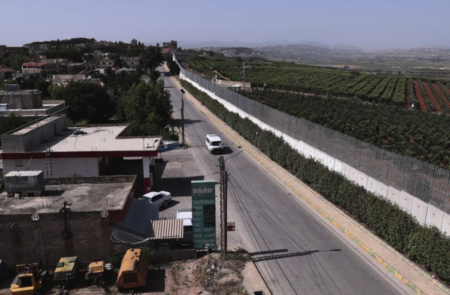 En bil kör i utkanten av den libanesiska byn Kfar Kila vid gränsen mot Israel.
