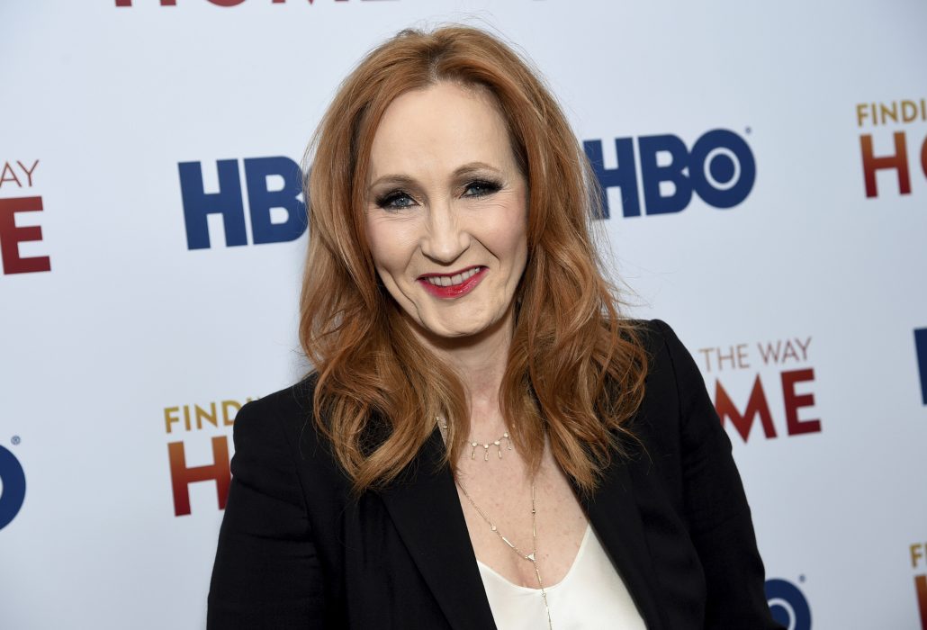 Den brittiska Harry Potter-författaren J K Rowling kritiseras efter att hon skrivit kommentarer på Twitter som flera reagerade på var transfobiska den 6 juni 2020.