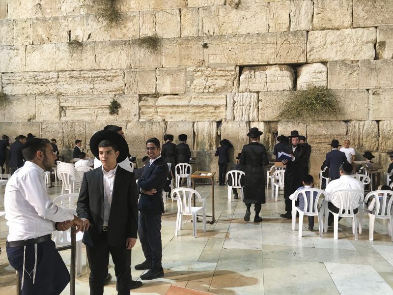 Den västra muren i Jerusalem är en helig plats för judarna.