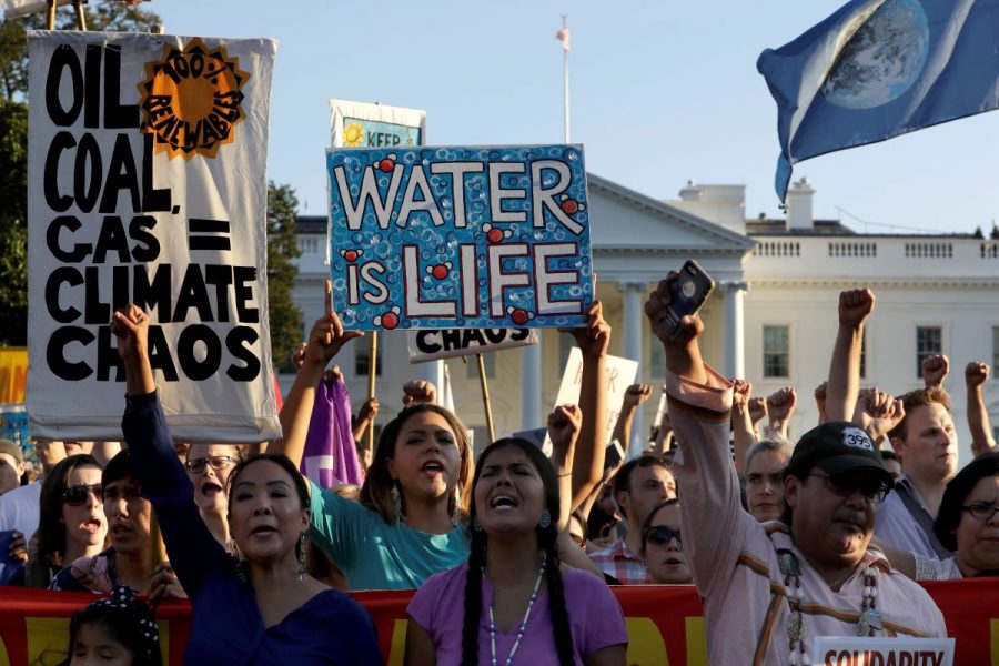 Demonstranter som stöttar Standing Rock Sioux-stammens protester, framför Vita huset i september 2016.