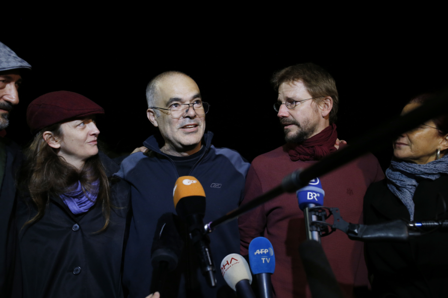 Svenske Ali Gharavi, trea från vänster, pratar med medier efter att i oktober 2017 ha blivit släppt ur turkiskt fängelse i väntan på dom.