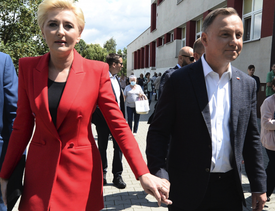 Polens president Andrzej Duda tillsammans med sin hustru Agata Kornhauser-Duda utanför vallokalen vid söndagens val.