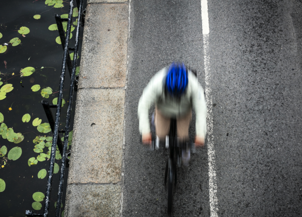 Den grekiska studenten tog sig en liten längre cykeltur än vanligt.