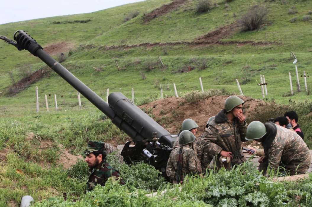 Armeniska soldater vid en haubits i Nagorno-Karabach i en bild från 2016.