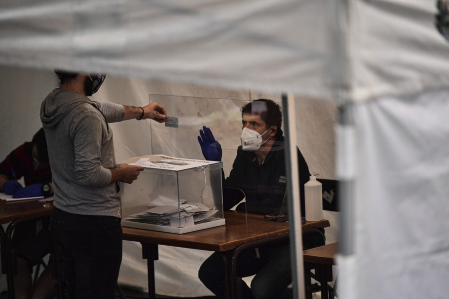 Invånare som testats positivt för coronaviruset fick inte rösta i regionvalen.