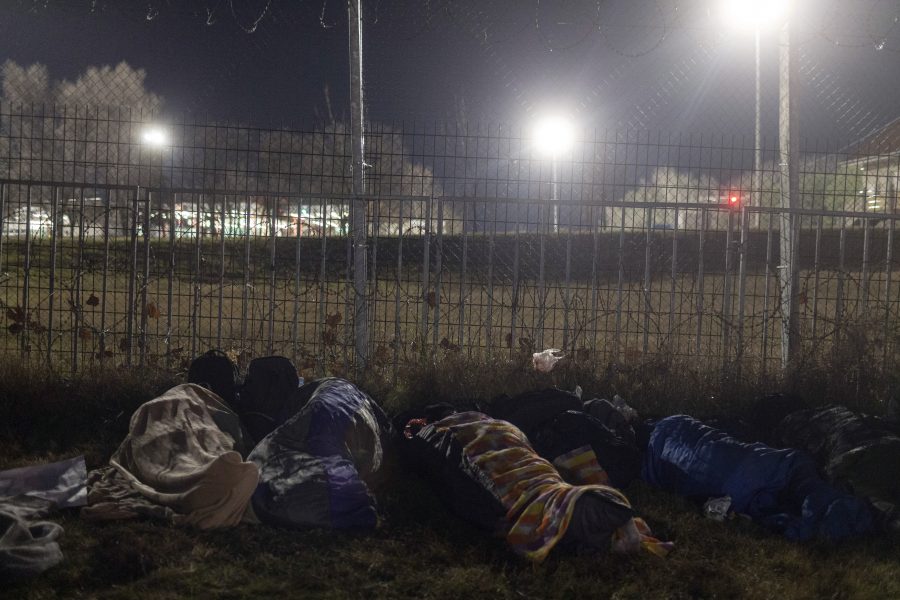 Flyktingar sover på den serbiska sidan av stängslet – i protest mot at gränsen mot Ungern och EU är stängd.