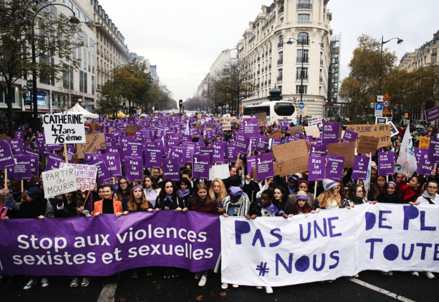 Kvinnor i en protestmarsch i Paris mot våld i nära relationer den 23 november förra året.
