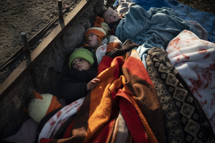 Fyra små barn på flykt från Syrien i mars 2020, på en busshållplats vid gränsen mellan Turkiet och Grekland.