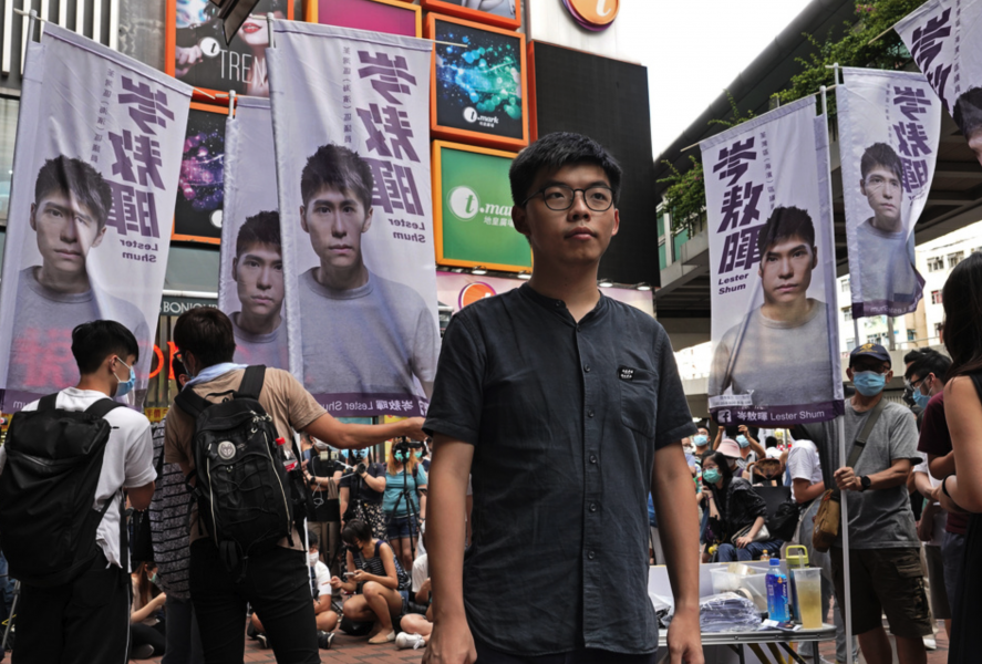 Demokratiaktivisten Joshua Wongs (i mitten) bok är en av de som plockats bort från biblioteken i Hongkong för att granskas utifrån Pekings nya säkerhetslag.
