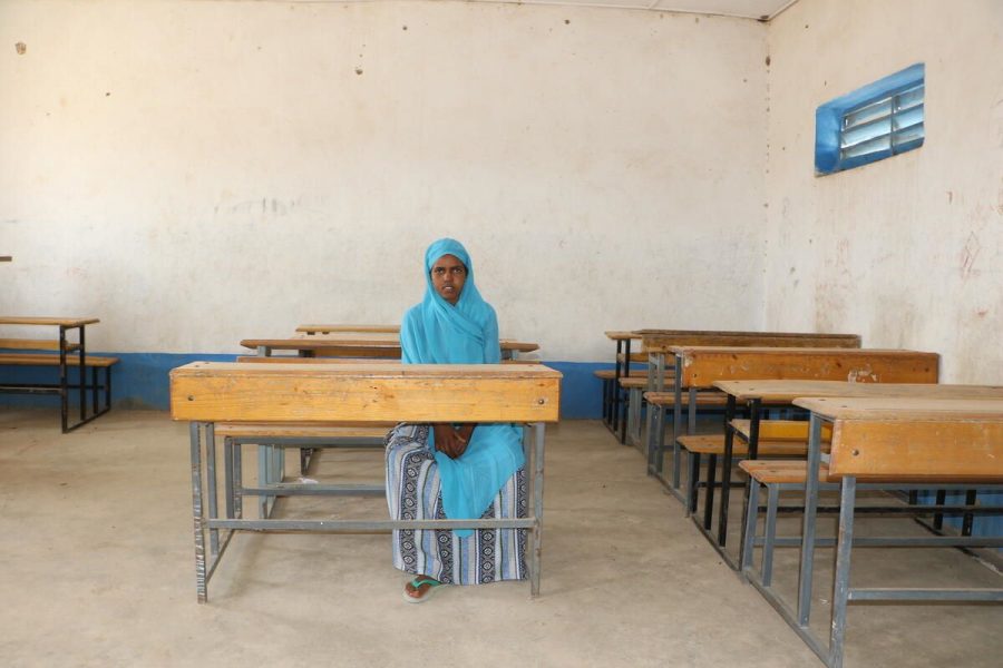 Aisha, som egentligen heter något annat, är en av den miljard barn som just nu inte går i skolan på grund av coronautbrottet.