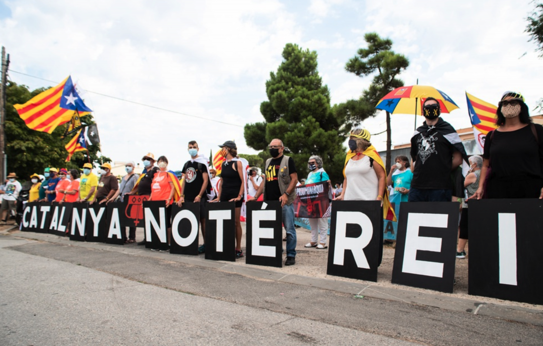 Katalanska separatister håller upp en skylt med texten "Katalonien har ingen kung" under en demonstration i nordöstra Spanien 20 juli.