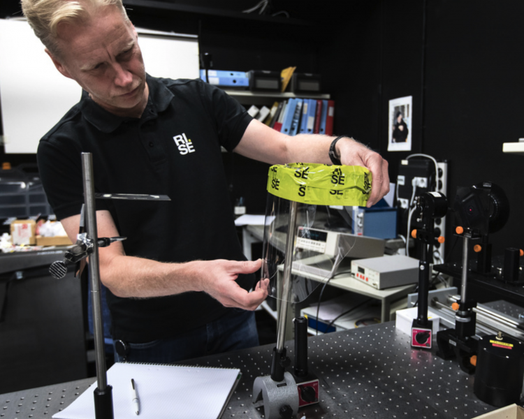 Per Olof Hedekvist på forskningsinstitutet Rise i Borås testar ett skyddsvisir med laser för att se hur väl det fungerar.