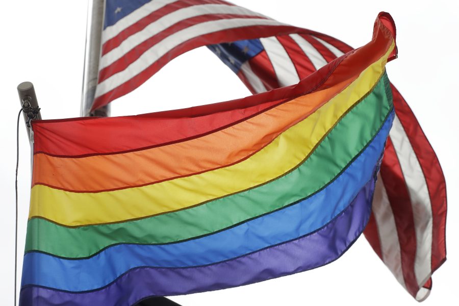 Pride- eller regnbågsflaggan, som står för homosexuella, bisexuella, trans- och queerpersoners rättigheter, skapades på 1970-talet av konstnären Gilbert Baker.