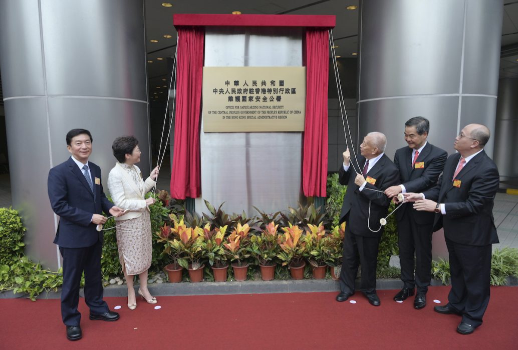 Demonstranterna i Hongkong är förmodligen inte lika glada som regeringschefen Carrie Lam och Pekings representanter, som applåderar när Kinas nya agentkontor öppnar i det som nyligen var Metropark Hotel i Hongkong.