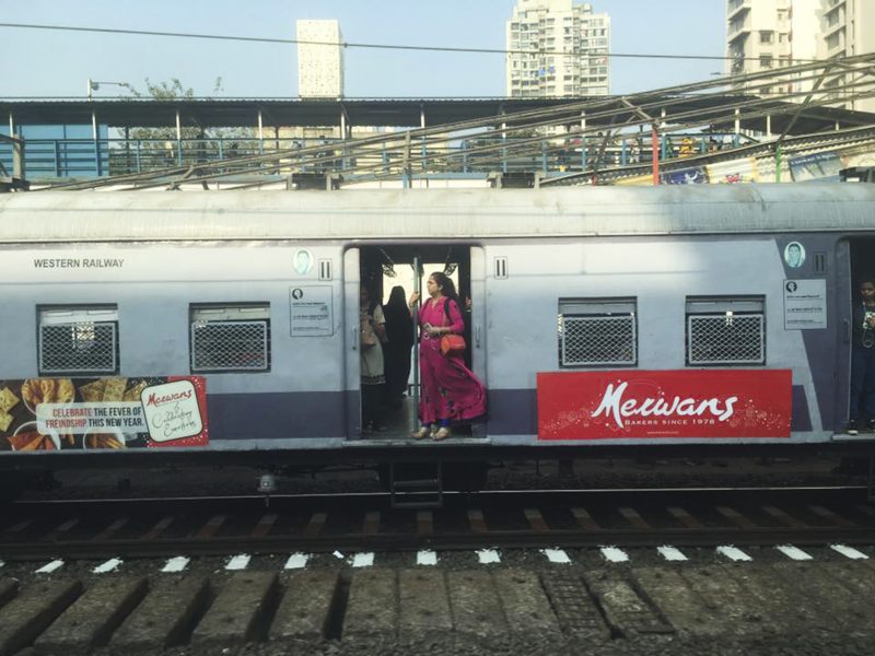 På tåg i Mumbai.