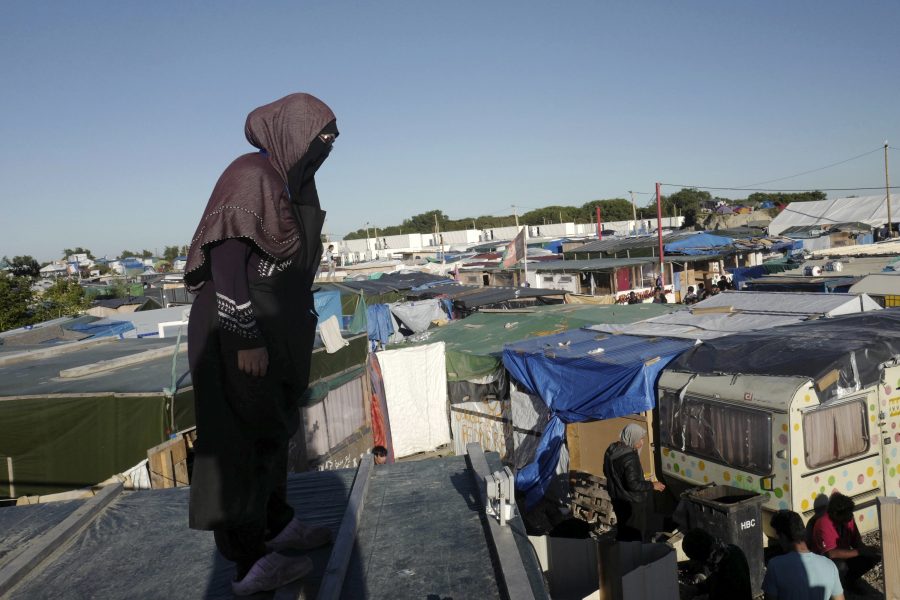 Calais 2016, innan "djungeln" – ett stort tältläger där omkring 10 000 människor enligt uppskattningar bodde.