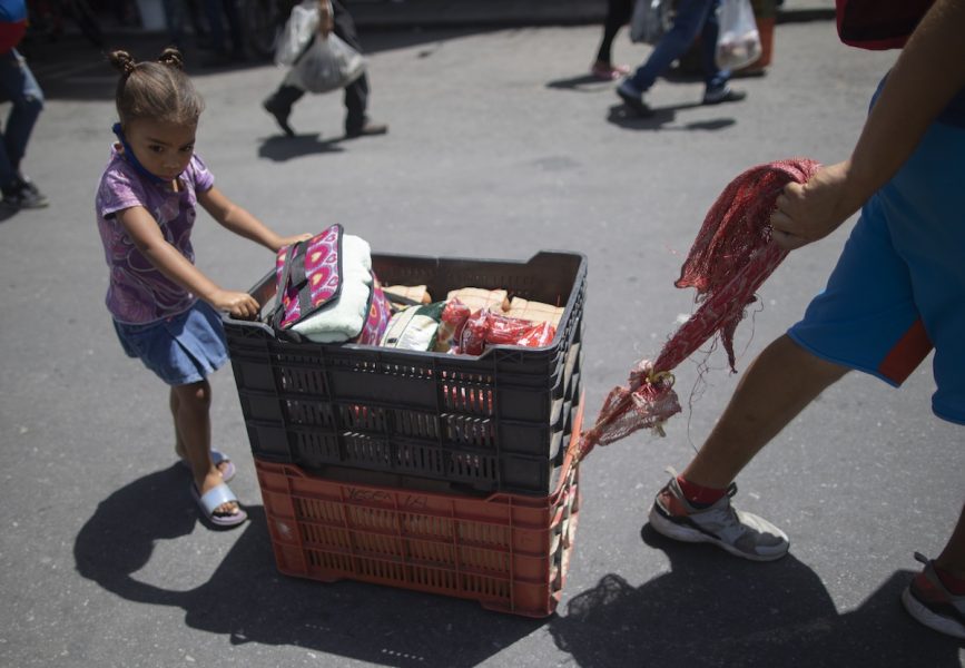 En familj som försöker sälja det som går att sälja under stängningen i Venezuela.